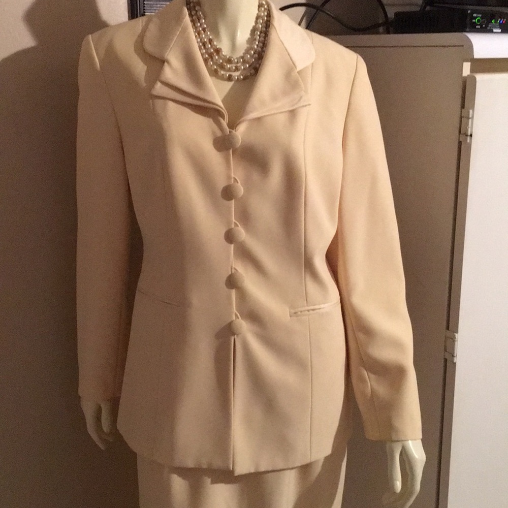 Suit - Picture 3 of 5